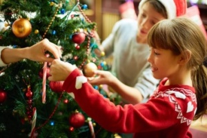 children-decorating-christmas-tree